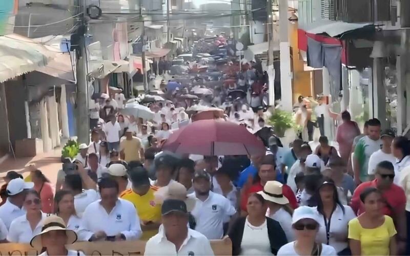 Bloqueo de vía en Simití por protestas ciudadanas ante fallas en el servicio de energía