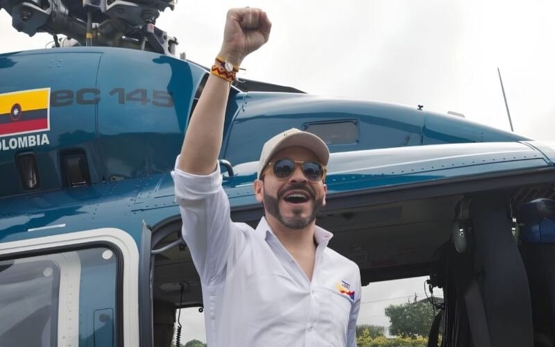 Presidente Abelardo De la Espriella y helicóptero oficial de la Fuerza Pública colombiana