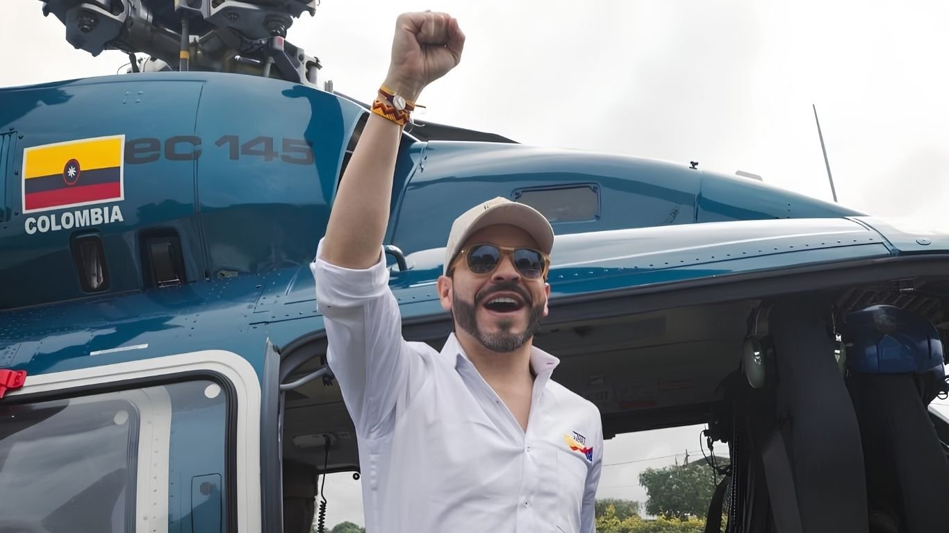 Presidente Abelardo De la Espriella y helicóptero oficial de la Fuerza Pública colombiana